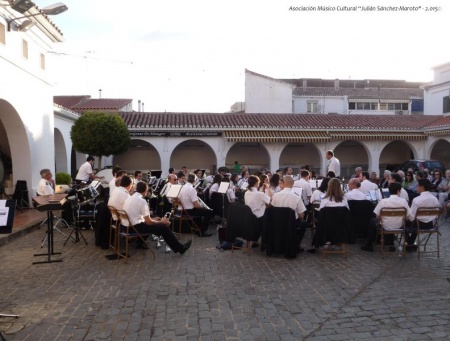 Actuación de la banda de Manzanares en el patio del mercado