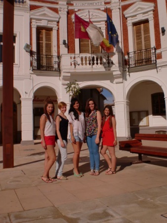 Estefanía Fernández, en el centro, junto a las demás zagalillas 2015