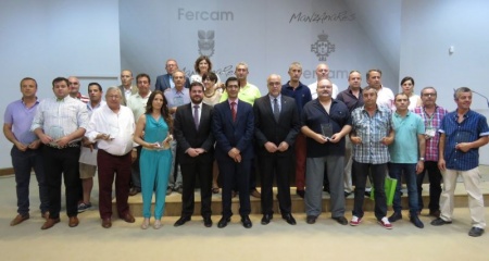 Foto conjunta de todos los premiados con las autoridades en la clausura de FERCAM 2015