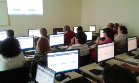 Participantes en el curso durante una de las clases