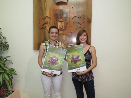 Esther Nieto y Fanny Cordero-Sánchez, con el cartel del ManzanaFest 2015