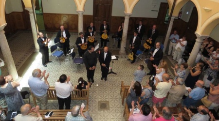 Martín Cantarero recibió un prolongado aplauso del público y de sus compañeros de orquesta. En el centro junto a su sobrino.