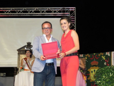 Cecilio Amores recibió una placa tras su magnífico pregón