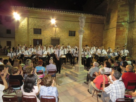 Aplauso final a la banda en el concierto de feria del jueves
