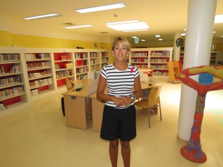 Silvia Cebrián, concejala de Cultura, en la biblioteca municipal