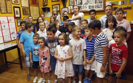 Niños participantes en el concurso de pintura de la peña taurina