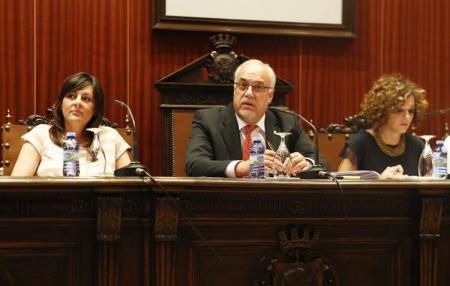 Isabel Díaz-Benito, Julián Nieva y Beatriz Labián durante el Pleno de agosto