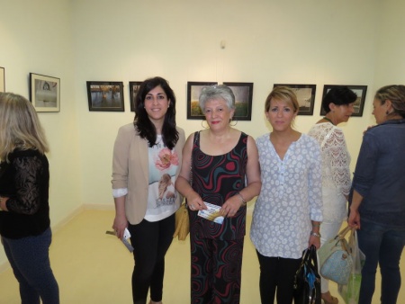 Joaqui Muñoz entre las concejalas de Turismo y de Cultura en la inauguración de la exposición