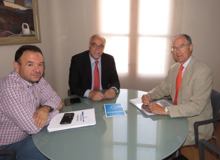 El concejal de Educación y el Alcalde con el responsable de Red Eléctrica durante la reunión