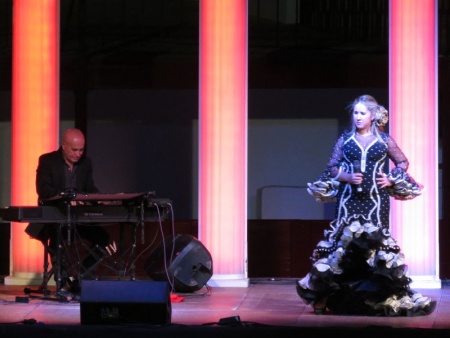 Actuación de Elena Bella, con el maestro Rabay al teclado