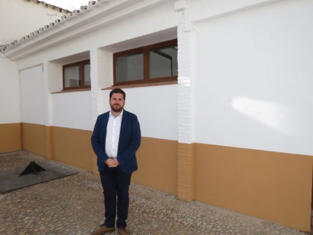 Pablo Camacho junto al aula de restauración que ha sido rehabilitada