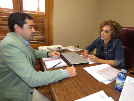 Beatriz Labián y el representante de Almida durante su reunión