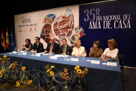 Mesa de autoridades en la celebración del día internacional de las amas de casa