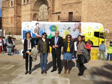 Representante municipales y de Ecoembes ante el bus del reto "Reciclaplus"