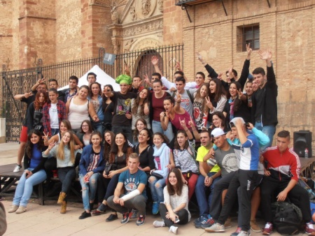 Jóvenes armenios y manzanareños tras el festival "Callejeando" en la plaza de la Constitución