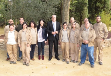Alumnado, monitores y autoridades, tras la clausura del taller de empleo