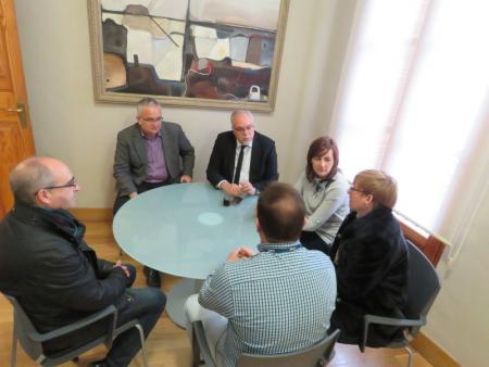 Alcalde, Julian Nieva; Concejal, Isabel Díaz-Benito en la reunión con representantes de la empresa