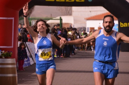 Cristina Izarra y Jesús Arroyo entran juntos a meta en Valdepepas. Foto: blog Club de Atletismo Manzanares