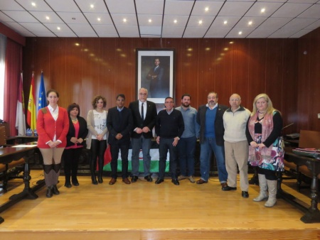 Representantes de todos los grupos políticos municipales de Manzanares junto al representante de Hausa y al delegado saharaui en Ciudad Real, Abdalahe Ahmed