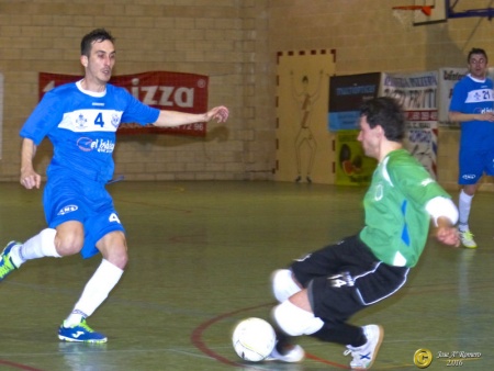 Jugada ante el Pilaristas. Foto: José A. Romero