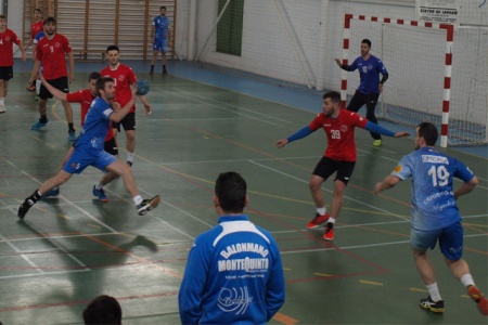 Jugada de ataque del BM Manzanares ante el Montequinto