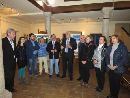 Autoridades en el momento de la inauguración de la exposición