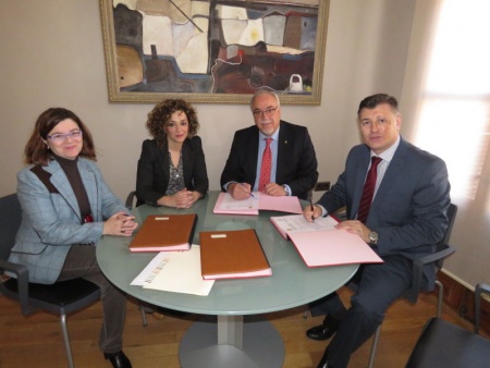 Momento de la firma del convenio en el ayuntamiento de Manzanares