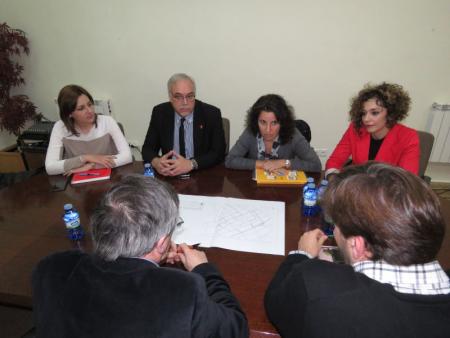 Alcalde y concejales en la reunión con los técnicos