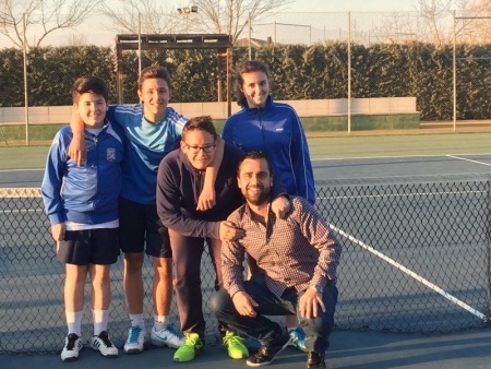 Componentes del equipo infantil junto a su monitor
