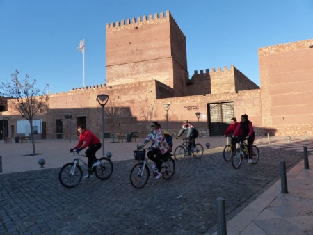 Ciclistas por una de las calles de Manzanares