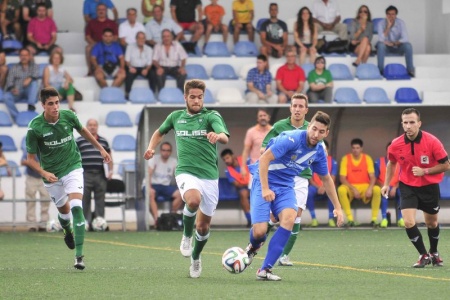 Martín se marcha de jugadores del Toledo B en partido de la temporada 2014/15. Foto: Roque J. Cuesta