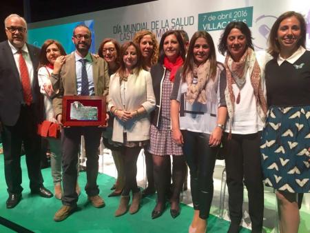 Julian Nieva, alcalde de Manzanares, con el equipo de profesionales en el momento del premio