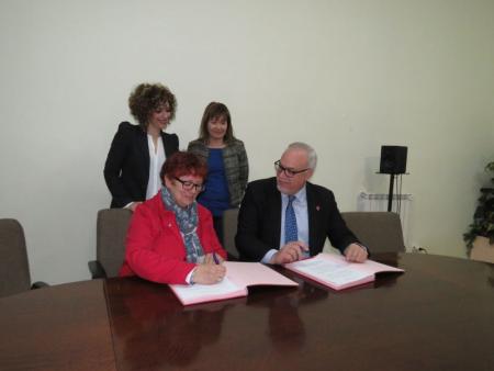 Firma del convenio entre ayuntamiento de Manzanares y Cruz Roja