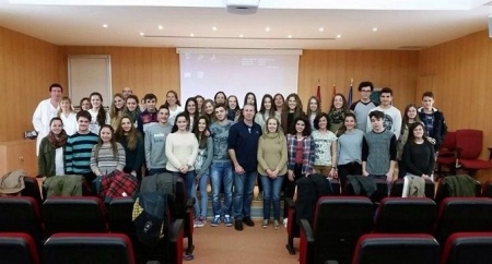 Alumnado de los Institutos en la visita al Hospital