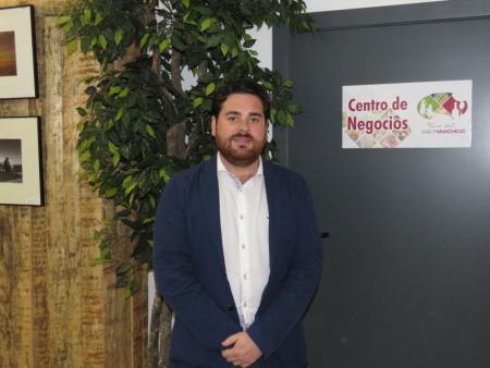 Pablo Camacho, concejal de Ferias Comerciales, ante el centro de negocios de FERSAMA