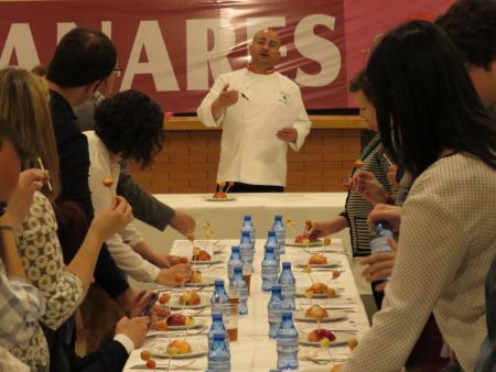 Momento del "show cooking" con visitantes de FERSAMA