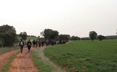 Senderistas de "La Mesnera" en una de sus marchas