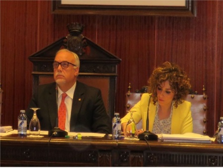 Julian Nieva, alcalde y Beatriz Labián, portavoz en el pleno de abril 2016