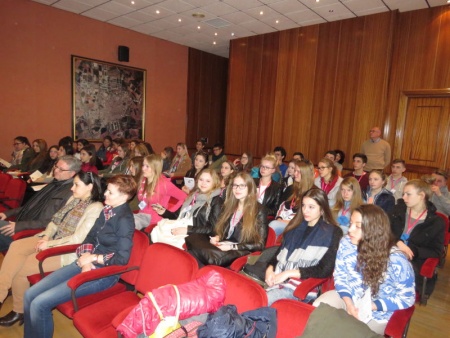 El alumnado de Manzanares y Polonia cuando fueron recibidos en el Salón de Plenos de Manzanares