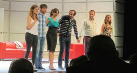 Saludo de los protagonistas con el público en pie al finalizar la representación