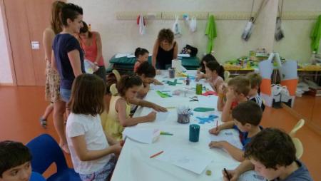 Visita de las concejalas al aula de 6 a 10 años
