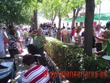 Baile del vermú en el Parterre del Río