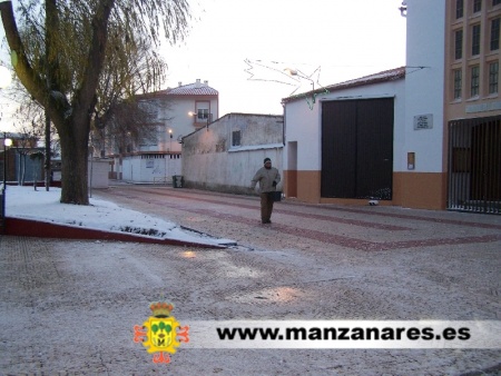Operarios esparciendo sal en plaza Divina Pastora