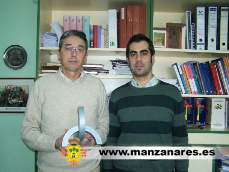 Profesores del IES Azuer con el premio