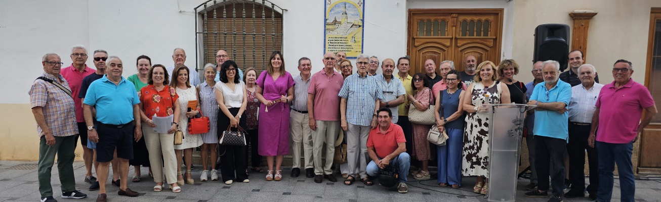 Autoridades y miembros del colectivo El Zaque posan ante la casa del Manifiesto