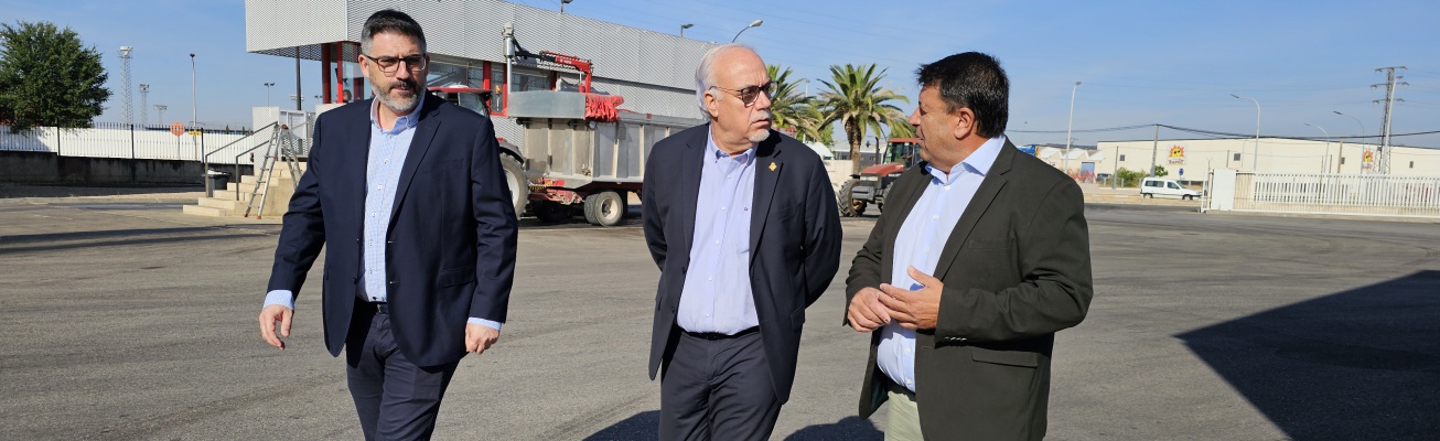 Julián Nieva visita la cooperativa junto al gerente y al presidente de la entidad