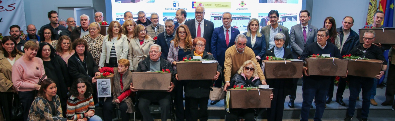 Foto conjunta con las familias tras recoger los restos exhumados en el cementerio Foto conjunta con las familias tras recoger los restos exhumados en el cementerio