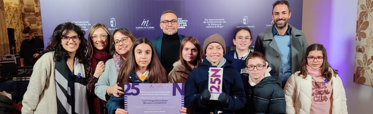 Representantes del centro junto a las concejalas y a la delegada de igualdad Representantes del centro junto a las concejalas y a la delegada de igualdad