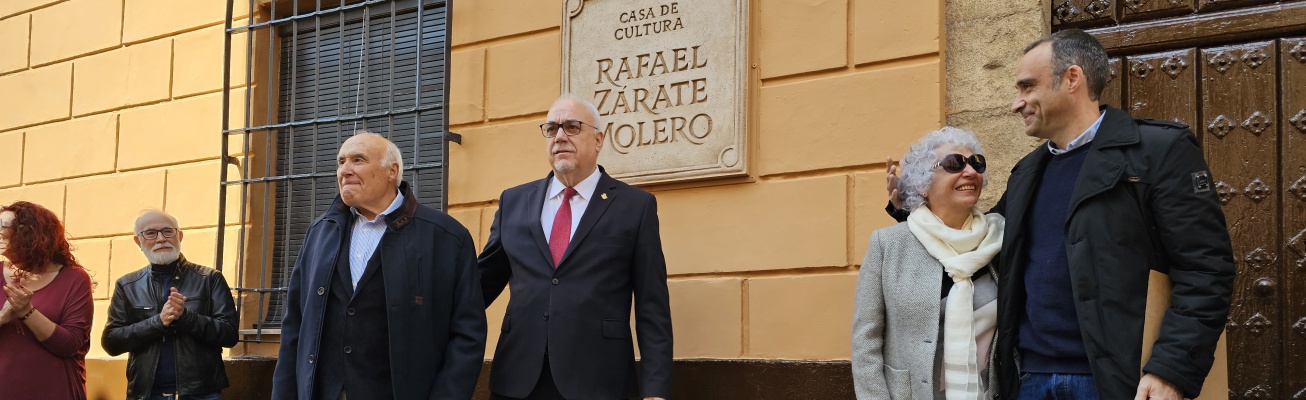 Rafael Zárate tras el descubrimiento de la cerámica con su nombre