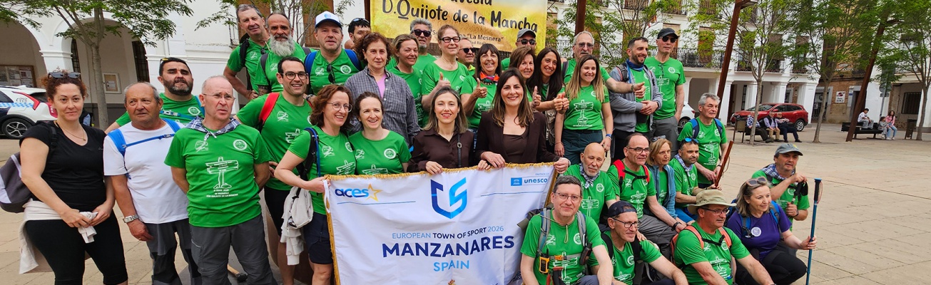Foto de participantes y autoridades a su llegada a la plaza de la Constitución de Manzanares